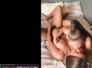 чернокожите приятелки споделят гореща хорна сутрин с естествени докосвания