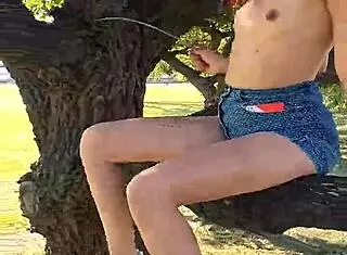 Meando desde un Arbol en la Gral Paz Jajaja