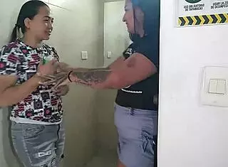 Ya Que Estamos De Fiesta En La Casa De Mi Amigo Utilizo Su Baño Para Follar Con Su Prometida Sin Que El Se De Cuenta