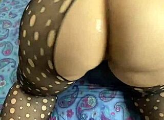 “嘿，我怎么就和朋友的继母那个令人印象深刻的屁股上床了？”