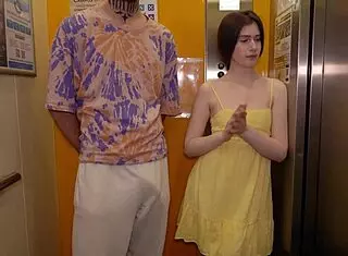 I caught cute Hot Pearl near the elevator! 🔥