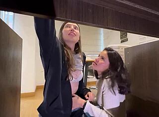 Jeg la ikke engang merke til hvor het hushjelpen min var før hun bøyde seg over å rengjøre studiet!