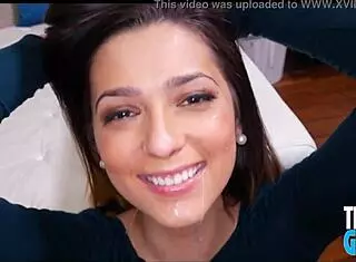 teen jaye summers gives suggestive blowjob with two hands