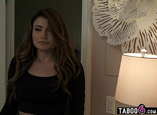 Ωχ! Η έφηβη babysitter Adria Rae γαμάται στον τέλειο κώλο της από παντρεμένο πελάτη!