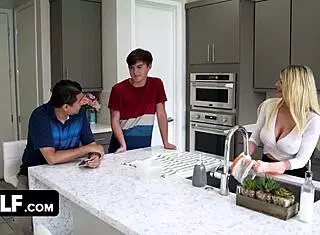 프리유즈 거유 MILF 남편 친구 즉석 만족