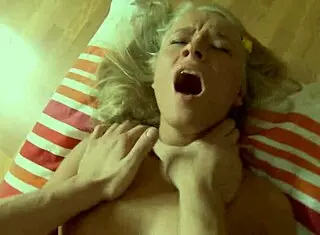 Malá teenka má fantastickou zadnici tvrdě šouchanou ve divoké seanci