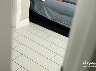 Nevlastní máma pomáhá nevlastnímu synovi vytrysknout s jejími kalhotkami