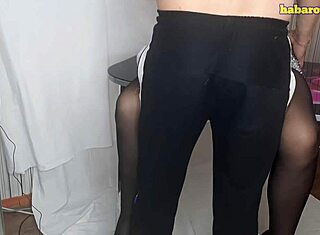 Soția mea fierbinte a fost sedusă de cel mai bun prieten al meu în tocuri!