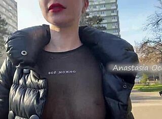 สาวสวยโชว์นมใหญ่ในสวนสาธารณะ