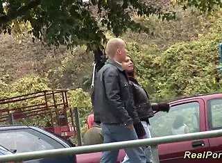 बस्टि मिल्फ को आउटडोर सेक्स के लिए उठाया