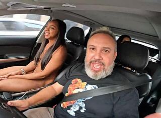 Maay Maya tira a roupa nua em passeio de carro louco!