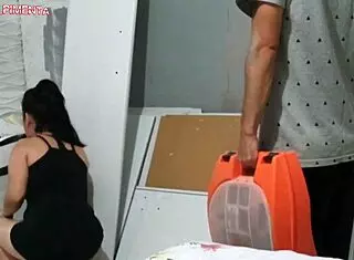 Amateur seduces installer with blowjob in shop