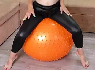 Sexy Girlfriend Gives Blowjob and Doggystyle Until Cumshot