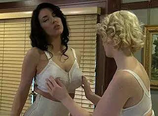 Lesbian girls siri and jelena