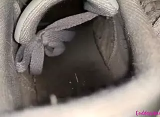 Wanna see bouncing boobs and dirty feet pissing?