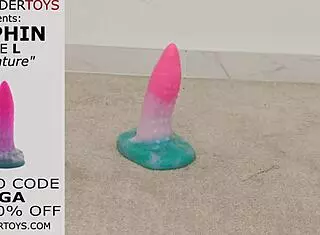 волосатый чешский гей тестирует самодельный дельфин-дилдо! 🐬