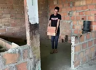 Le FOLLO por primera vez el ENORME coño de mi patrona y me CORRO dentro