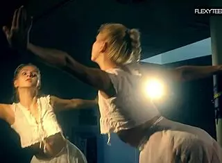 아마추어 러시안 댄서가 화이트 드레스에서 유혹해