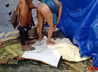 데시 빌리지 와이프가 목장에서 하드코어 야외 박기 당해