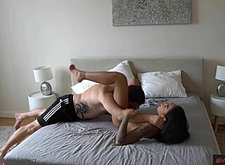 Мила 18+ тийнейджърка получава старомодно оплодяване с интензивна каубойка и дълбок кум инсайд.