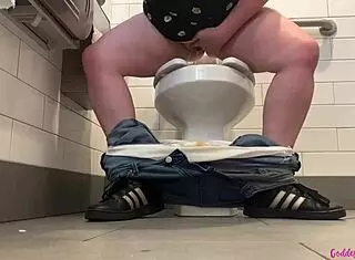 Wanna see bouncing boobs and dirty feet pissing?