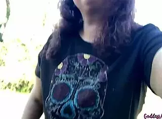 Wanna see bouncing boobs and dirty feet pissing?