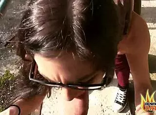 สลัดเนิร์ด ลูลูกัน เย็ดสามคนผิวต่างสีกลางแจ้งในสาธารณะ