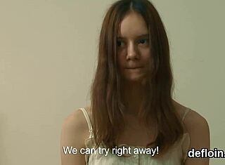 Smyslná dívka roztáhne těsnou píču a ztratí panenství