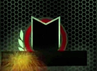 Sød blondine Kenzie Taylor suger tæer og giver intens fodjob.