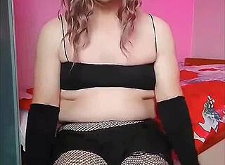 سيزي متخفي في فستان سكسي يعرض مؤخرته البيضاء الكبيرة