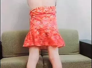 سيزي متخفي في فستان سكسي يعرض مؤخرته البيضاء الكبيرة