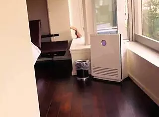 pov בייביסיטר מקבלת זריקת זרע על התחת