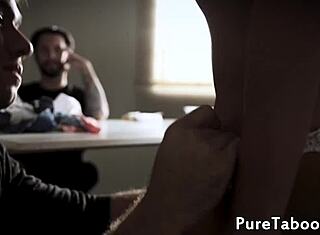 Soție face deepthroat, înșală soțul cu blowjob intens. Acțiune close-up arată fiecare detaliu!