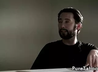 Žena hluboce cucá a cuckoldí manžela intenzivním blowjobem. Close-up ukazuje každý detail!