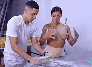 Dupa Mariany Martix wypełnia się spermą od piekarza