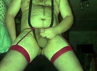 Гей мъж в червени чорапи дразни с малкия си 18+ кур, докато показва огромен задник пред камерата. Той знае как да го работи!