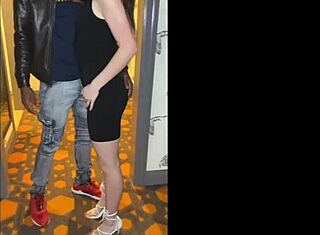 Крупен план POV действие с крем пай в том 70