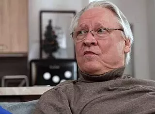 Viejo folla a la hija tetona de la vecina con chorro masivo de semen!