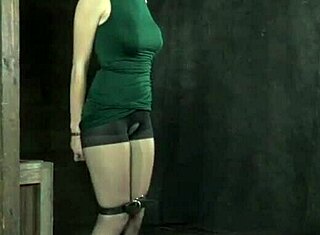 Mand, denne rødhårede sub er bundet stramt og maskeret, uh, før noget intenst fingering action!