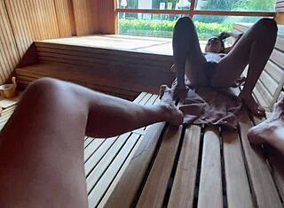 Vil du risikere det med en fremmed for dampende sauna sex?