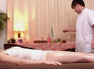 와! 일본 마사지 세션이 2019 비디오 클립에서 뜨거워져!