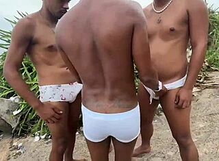 Orgy liar di pantai dengan kawan sebelum Malam Tahun Baru.