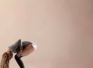 Szőrös tini Mochalkina hihetetlen rugalmasságot mutat a jóga órán