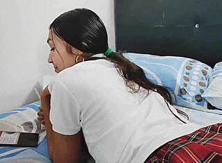 Hijastra inocente anhela verga en culo apretado para pasión anal