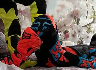 男同志越野摩托靴子踩踏