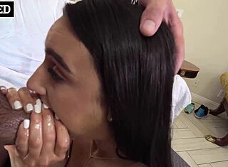 Eliza Ibarra, slintaj po tomto kurci, aby bol mazaný pre tesnú pičku akciu.