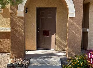 Случайно съблазнен от приятелката на татко в гореща блондинка среща