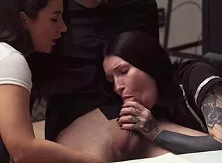 Escolinhas Se Alternam Fodendo Nerd com Garganta Profunda e Brinquedos Anais em Grupo Selvagem