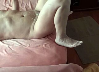 Stor sædafgang dækker min krop mens jeg gnider sæd over det hele!