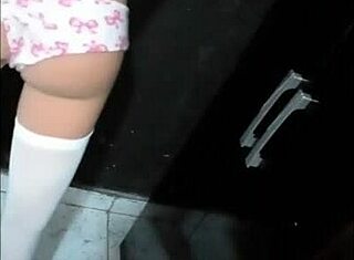 Bonequinha en bragas nuevas juega con juguete erótico